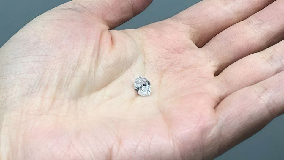 Rare Diamond shows inclusions from Earth core